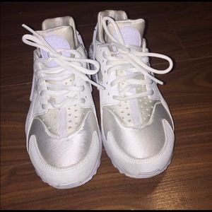 WHITE NIKE HUARACHES